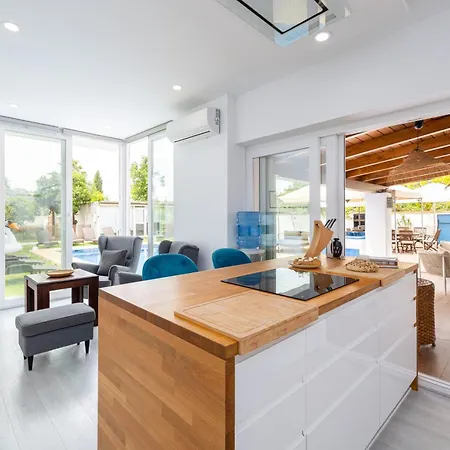 Isabel Private Pool & By Aora בית נופש *